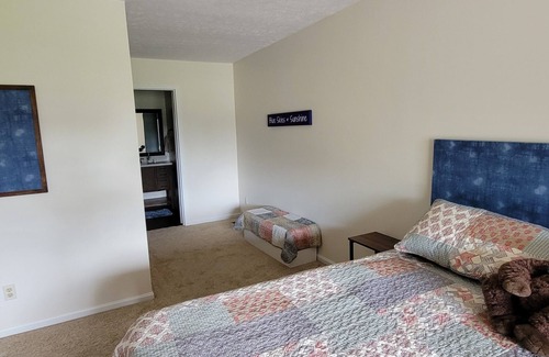 Buechel Condo | Cozy, 2 story townhouse Putting green and playroom.