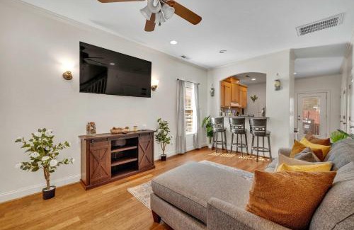 Concord House | Cozy 2B Townhouse - King Bed