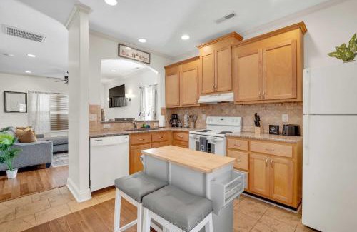 Concord House | Cozy 2B Townhouse - King Bed