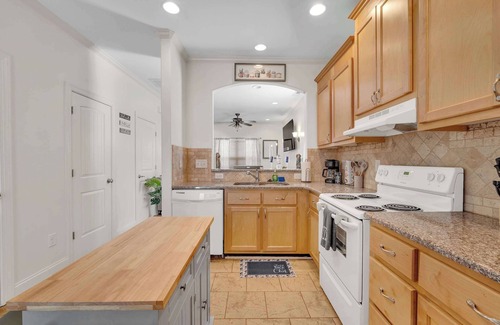 Concord House | Cozy 2B Townhouse - King Bed