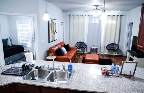 Oak Cliff Apartment | "Cozy" 2bdrm Apt near Kessler Park ~ Bishop Arts~ Downtown Dallas