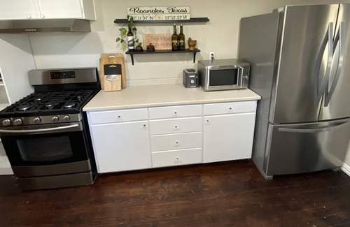 Roanoke House | Cozy 2BR, 2Bath Cottage in the heart of Roanoke, walking distance to Oak Street.