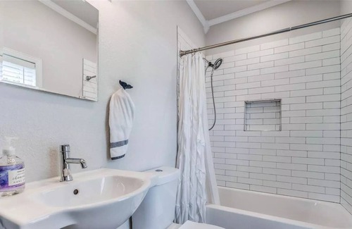Roanoke House | Cozy 2BR, 2Bath Cottage in the heart of Roanoke, walking distance to Oak Street.