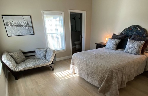 Roanoke House | Cozy 2BR, 2Bath Cottage in the heart of Roanoke, walking distance to Oak Street.