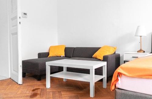 Wahring Apartment | Cozy 2BR Apt with TV & Netflix, Steps from AKH