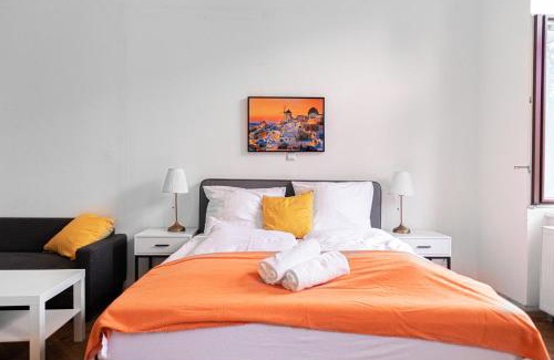 Wahring Apartment | Cozy 2BR Apt with TV & Netflix, Steps from AKH