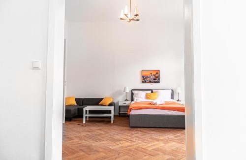 Wahring Apartment | Cozy 2BR Apt with TV & Netflix, Steps from AKH