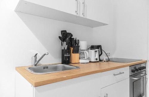 Wahring Apartment | Cozy 2BR Apt with TV & Netflix, Steps from AKH