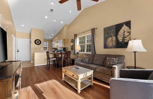 Branson Apartment | Cozy 2BR Condo with a View and Amenities!