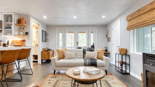 Fawnskin House | Cozy 2BR Fawnskin Cabin Big Bear Lake Hiking Trails Snow Summit Nearby