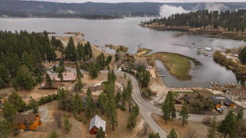 Fawnskin House | Cozy 2BR Fawnskin Cabin Big Bear Lake Hiking Trails Snow Summit Nearby