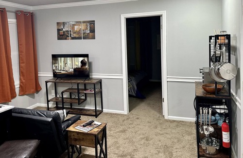 West Columbia Apartment | Cozy 2BR Getaway-Fully Furnished-10min To Airport