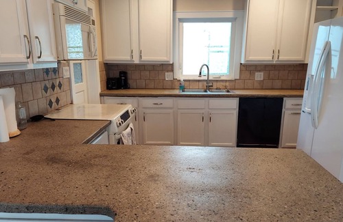 Hilltop House | Cozy 2BR House in Quaint Neighborhood, Minutes from Downtown