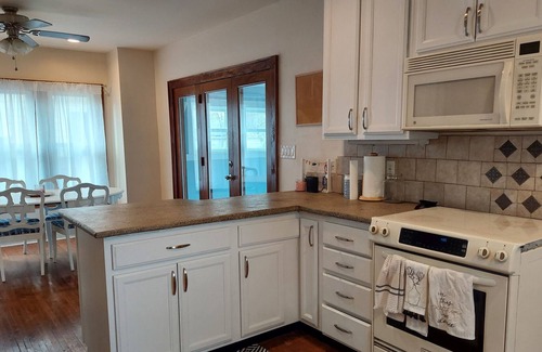 Hilltop House | Cozy 2BR House in Quaint Neighborhood, Minutes from Downtown