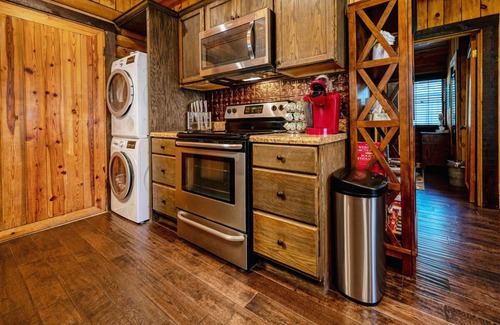 Topton Cabin | Cozy 2BR Lake Cabin – Dock, Hot Tub, Views -Lake Nantahala