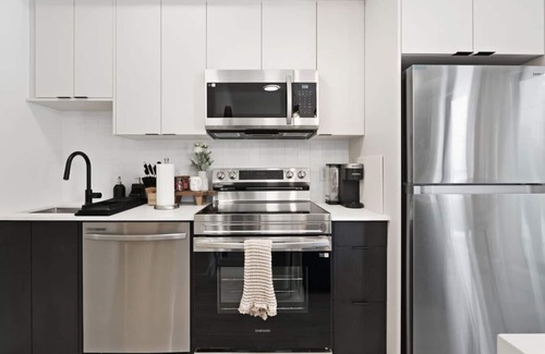 Niagara Falls Apartment | Cozy 2BR Suite with Parking and Sofa Bed and Sleeps 6