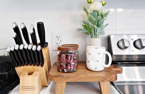 Niagara Falls Apartment | Cozy 2BR Suite with Parking and Sofa Bed and Sleeps 6