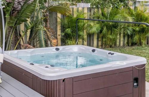 South Middle River House | Cozy 3 - 2, heated Pool & Jacuzzi, 10 min Beach and Las Olas