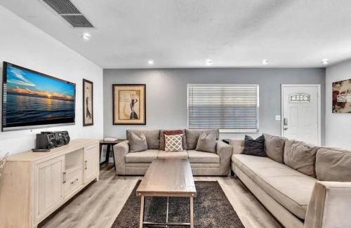 South Middle River House | Cozy 3 - 2, heated Pool & Jacuzzi, 10 min Beach and Las Olas