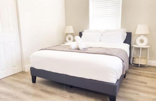 South Middle River House | Cozy 3 - 2, heated Pool & Jacuzzi, 10 min Beach and Las Olas