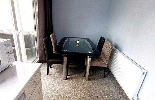 Huddersfield House | Cozy 3-Bed Family Home with Free Parking