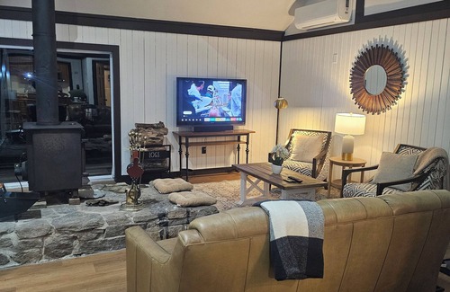 Woodbury Cabin | Cozy 3-bedroom cabin in Woodbury. With Brook and mountain to enjoy.
