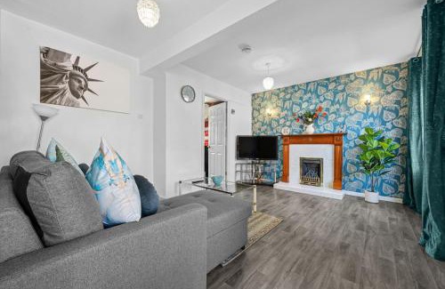 Wyken Apartment | Cozy 3 bedroom house with free parking and near hospital