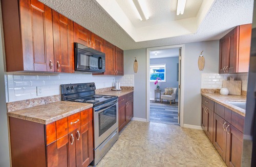 Spring Hill House | Cozy 3 Bedroom Home. Pet Friendly!