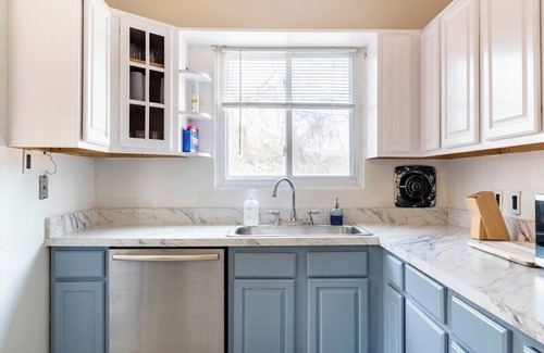 Oak Park House | Cozy 3-bedroom house centrally located in charming Oak Park. Book now