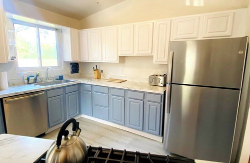 Oak Park House | Cozy 3-bedroom house centrally located in charming Oak Park. Book now