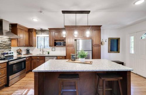 East Stroudsburg House | Cozy 3 BR Game Area Fire Pit