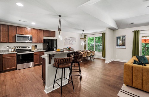 Paw Creek House | Cozy 3BD w/ Backyard BBQ & Patio - 15 Mins Downtown