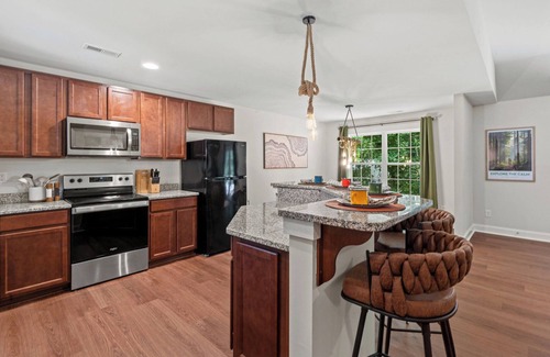 Paw Creek House | Cozy 3BD w/ Backyard BBQ & Patio - 15 Mins Downtown