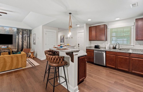 Paw Creek House | Cozy 3BD w/ Backyard BBQ & Patio - 15 Mins Downtown