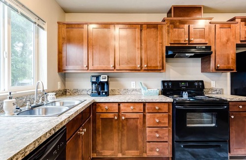 Saginaw Cottage | Cozy 3BR Farmhouse Near Wineries, Eugene & TrackTown USA