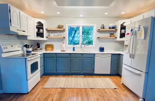 Riverside House | COZY 3BR HARBOR HOUSE NEAR LAKE MICHIGAN, HUGE DECK AND YARD