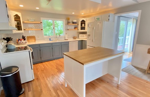 Riverside House | COZY 3BR HARBOR HOUSE NEAR LAKE MICHIGAN, HUGE DECK AND YARD