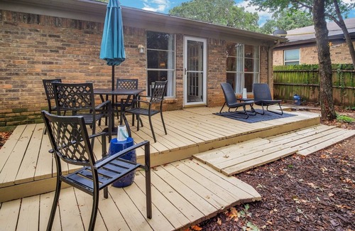 Southwest Arlington House | Cozy 3BR Kid & Dog Friendly Home In Central Location! by RedAwning