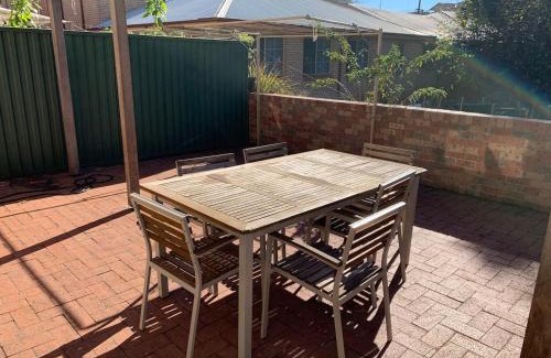 Liverpool House | Cozy 3BR Townhouse in Liverpool CBD with parking