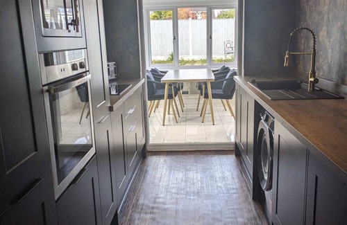 Widnes House | Cozy 4 Bed 2 Bath - 10 minutes to Widnes Train Station