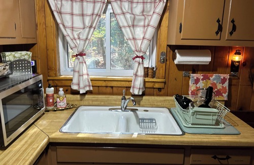Stratton Cabin | Cozy 4-bedroom cabin. 5 Miles to Mount Snow and 8 miles to Stratton Sun Bowl.