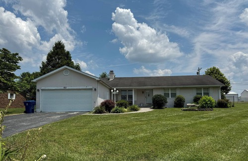 Bronston House | Cozy 4-bedroom house with AC and WiFi in pleasant Bronston