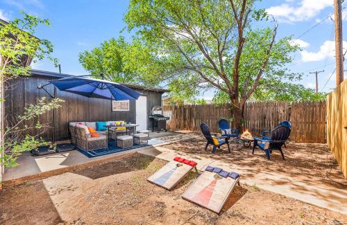 North by Northwest House | Cozy 4BD - Fire Pit & BBQ - 10 Min from Downtown