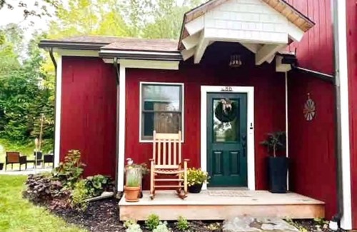 Wolcott House | Cozy 4BR Cottage, pond, firepit, 20 min to Stowe!