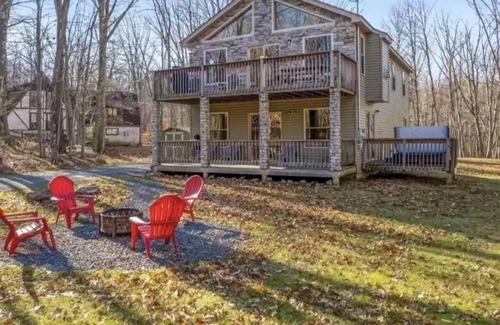 White Haven Ski Chalet | Cozy 5 bedroom, 3 Bath Chalet w/ Hot Tub & Pool Table - Sleeps 14!