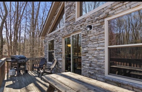 White Haven Ski Chalet | Cozy 5 bedroom, 3 Bath Chalet w/ Hot Tub & Pool Table - Sleeps 14!