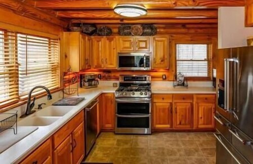 Mill Spring House | Cozy 5 bedroom cabin on Lake Adger with hot tub
