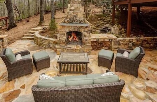 Mill Spring House | Cozy 5 bedroom cabin on Lake Adger with hot tub