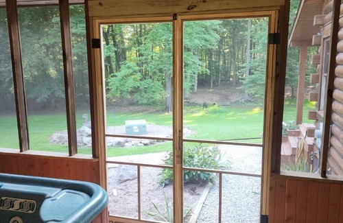 Minerva Cabin | Cozy 5-bedroom cabin with WiFi, AC-nestled in the woods near Minerva, Ohio