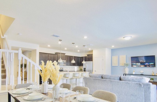 Davenport House | Cozy 5BD/4.5BH - w/private POOL 8mi from Disney!
